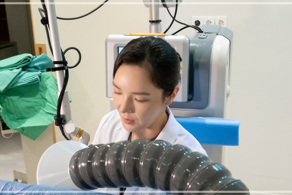 책상에서 의료진이 두 대의 모니터를 가리키며 설명하고 있고, 한쪽 화면에는 골반뼈 3D 해부 다이어그램(영문